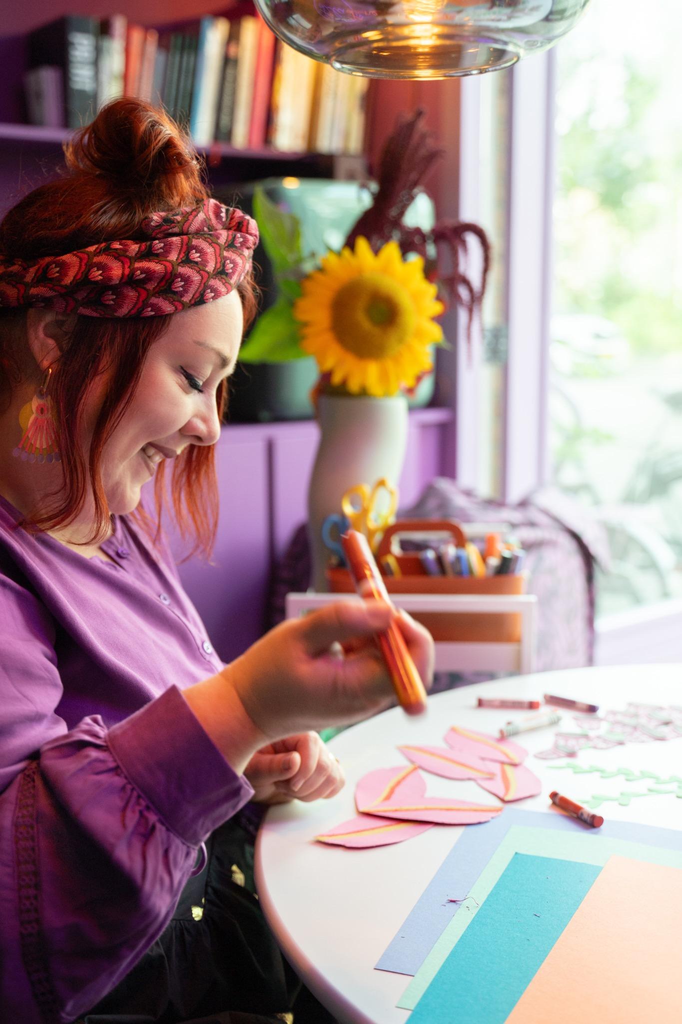 Nicoline aan het werk in de studio van Studio LilaLine